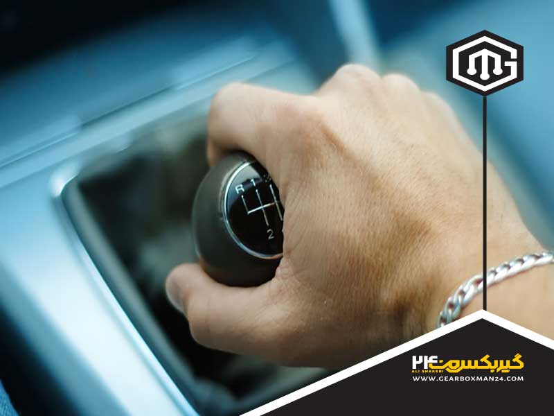 نحوه صحیح تعویض دنده کدام است؟